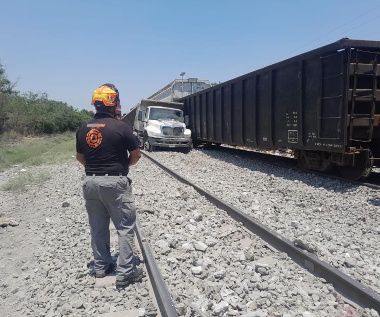Resulta chofer herido al ser embestido por el tren Resulta chofer herido al ser embestido por el tren