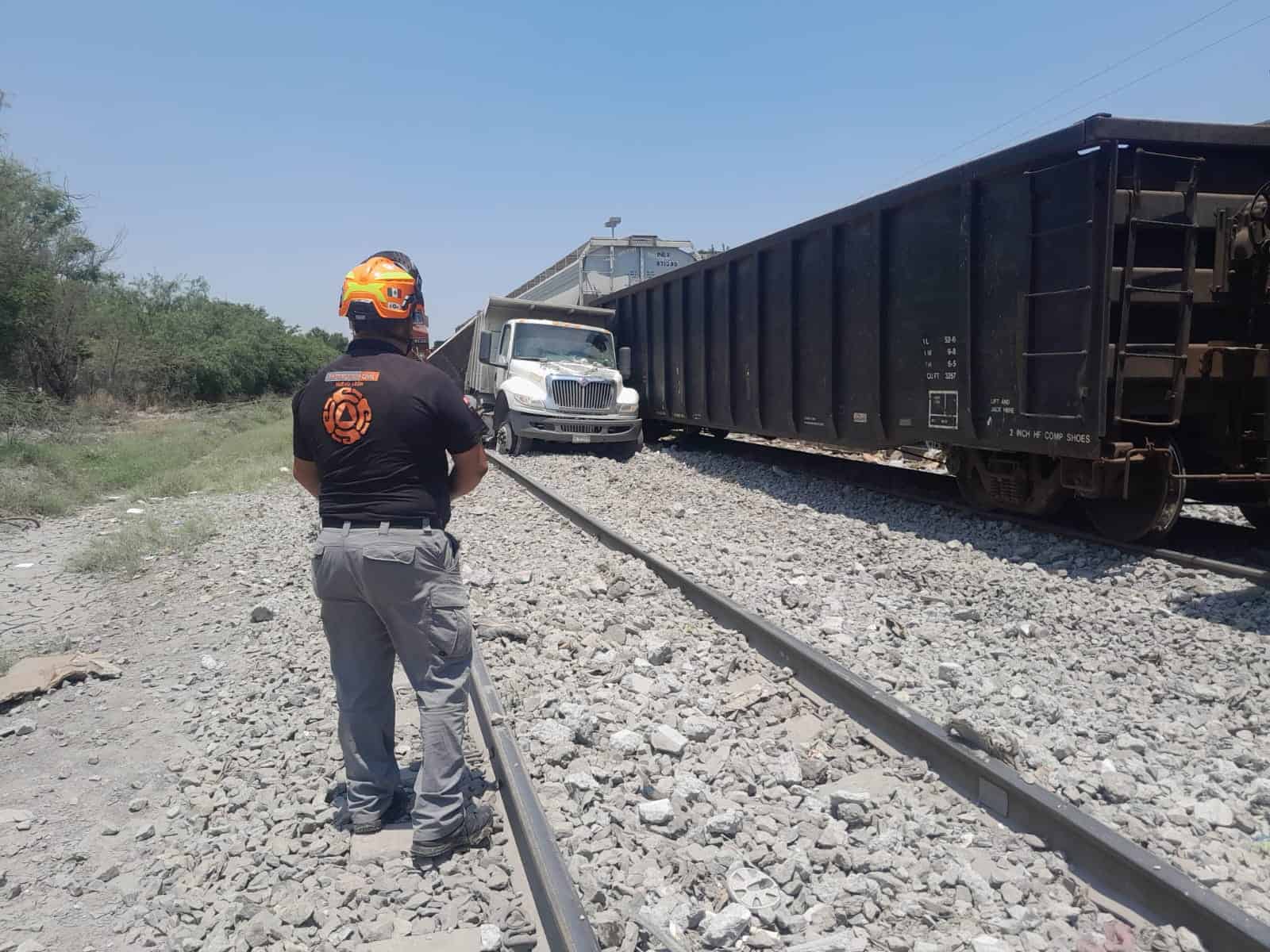 El conductor de un camión de volteo resultó lesionado luego de intentar granarle el paso al tren y ser embestido y arrastrado por la locomotora con 90 vagones, ayer en la Vía a Laredo a la altura de Simeprode, municipio de Salinas Victoria.
