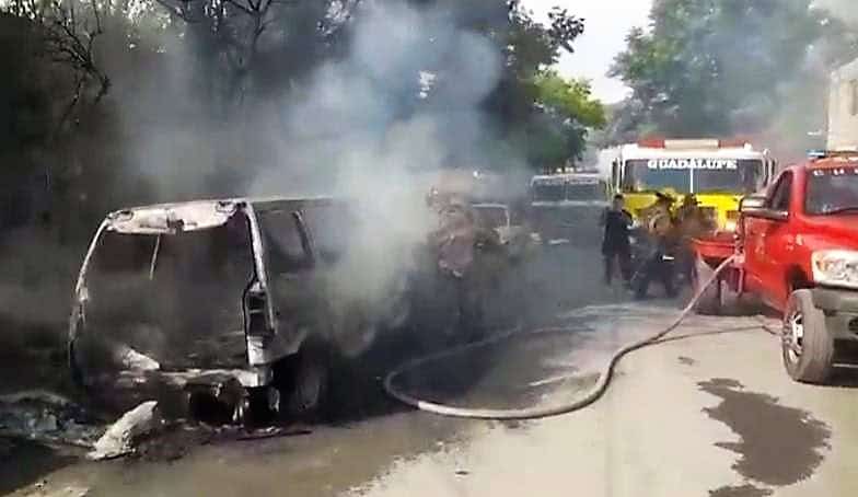 Una camioneta tipo van terminó totalmente destruida, al incendiarse en forma repentina en el municipio de Guadalupe.