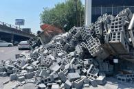 Vuelca y tira carga de blocks Vuelca y tira carga de blocks