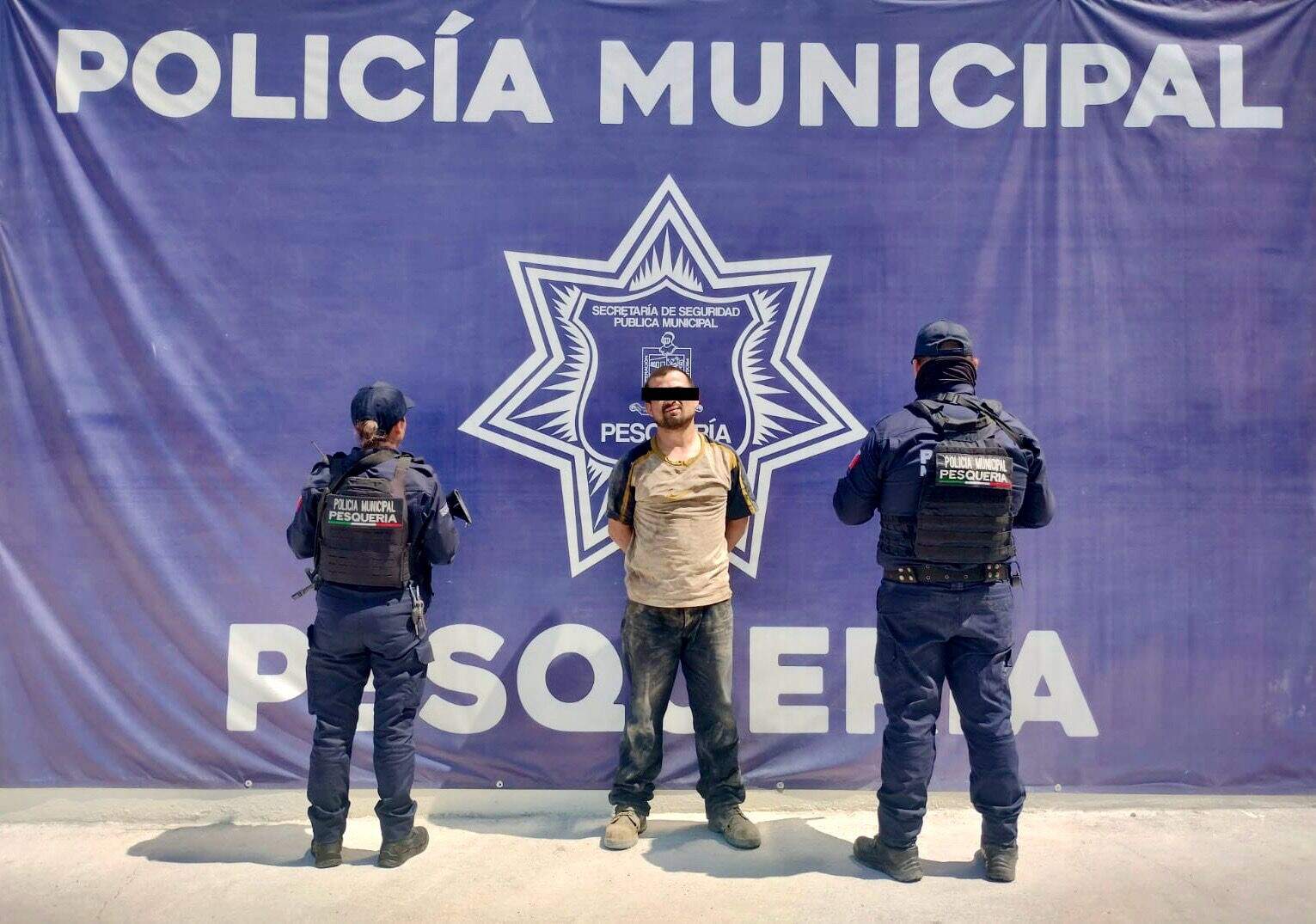 Elementos de la Secretaría de Seguridad de Pesquería aprehendieron a una persona que se encontraba cometiendo un robo en la Colonia Colinas del Aeropuerto.