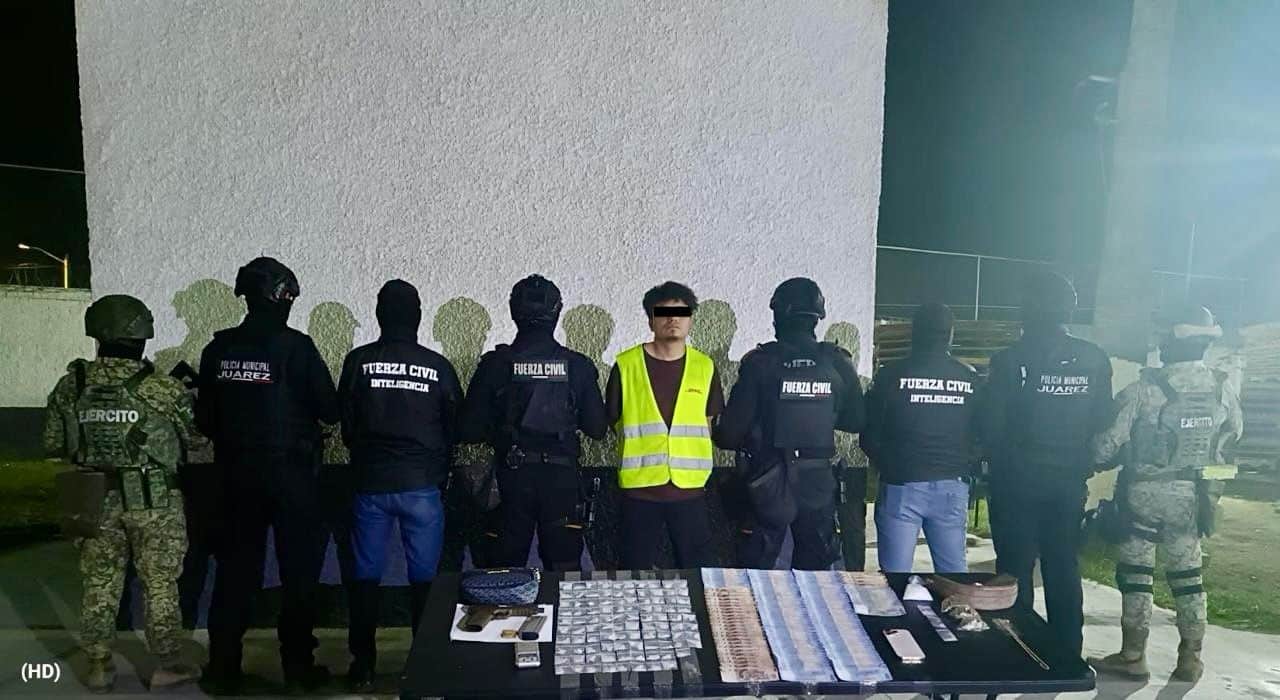 Un presunto narcomenudista, armado y con más de 100 dosis de droga y 70 mil pesos, fue detenido por elementos del Grupo de Coordinación Metropolitana, en la Colonia Gardenias, en el municipio de Juárez, donde es señalado como supuesto líder de un grupo delictivo independiente.