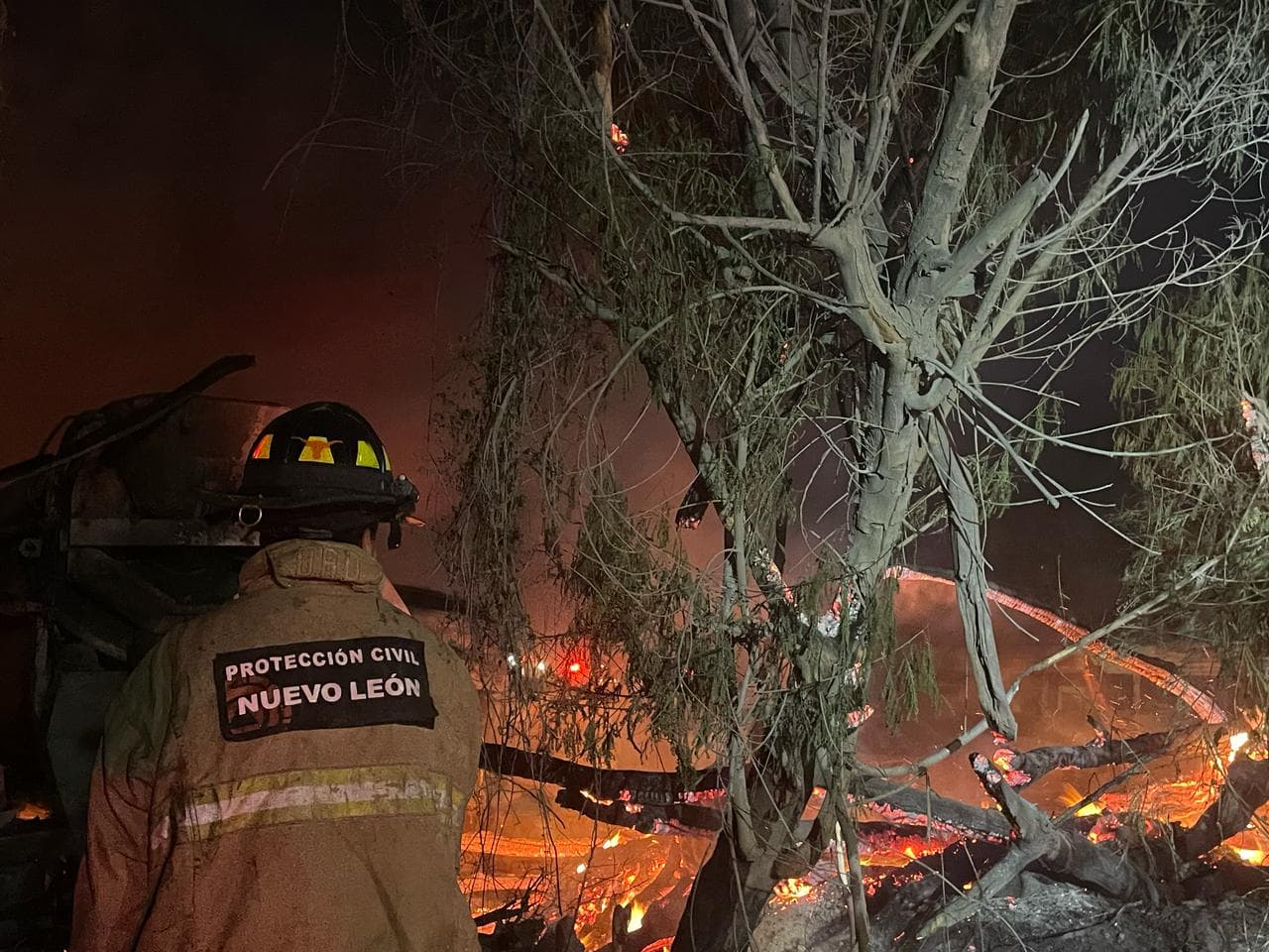 El corralón del municipio de El Carmen se incendió esta madrugada y afectó aproximadamente a 50 vehículos, además de cajas de tráiler, sin que se reportaran lesionados.