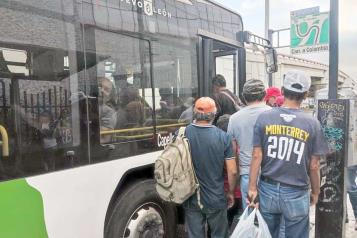 Truenan legisladores contra aumento al transporte público