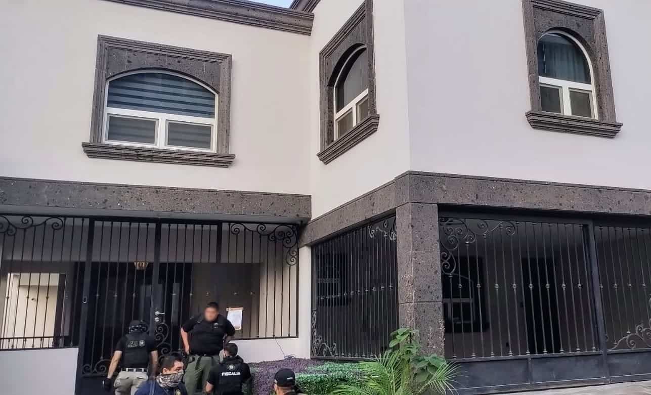 Diversas dosis de droga fueron aseguradas por la Fiscalía General de Justicia de Nuevo León tras un cateo realizado a un domicilio, en la Colonia de San Jerónimo, en Monterrey.