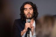 Libra Russell Brand la cárcel al pagar fianza