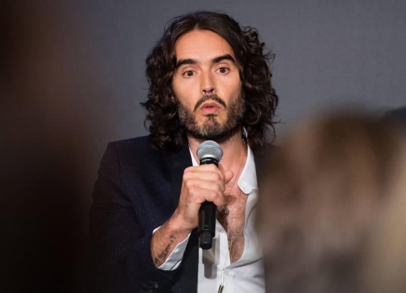 Libra Russell Brand la cárcel al pagar fianza