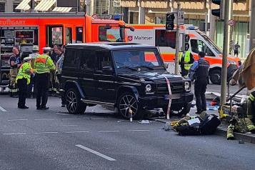 Automóvil atropella a multitud y deja heridos en Alemania