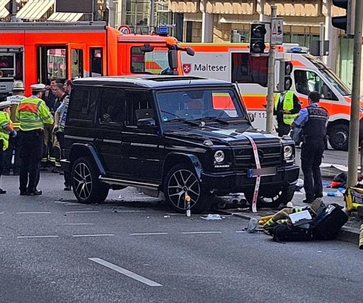 Automóvil atropella a multitud y deja heridos en Alemania Automóvil atropella a multitud y deja heridos en Alemania
