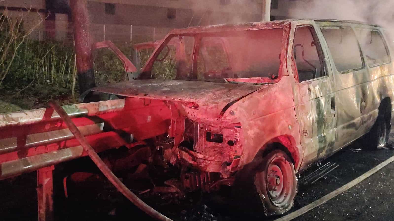 Con la amputación de la pierna derecha resultó un hombre luego de que la camioneta tipo Van en que viajaba se estrelló contra un barandal de contención, además sus dos acompañantes resultaron con lesiones por quemaduras al incendiarse el vehículo, la madrugada de ayer en el municipio de Apodaca.