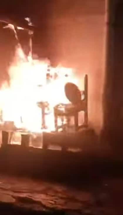 Elementos del Grupo de Inteligencia de la policía preventiva de Monterrey, buscan a los responsables de incendiar en distintas fechas, dos puestos de boleros en el primer cuadro de la ciudad.