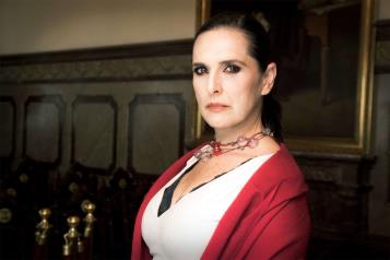 La cantante Cecilia Toussaint celebra 50 años de carrera actuando