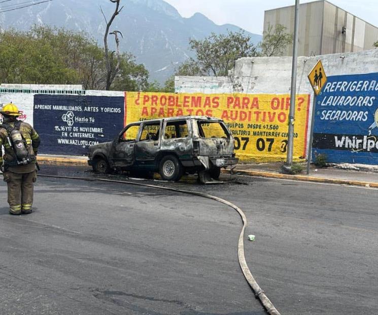 Termina incendiada camioneta en Santa Termina incendiada camioneta en Santa