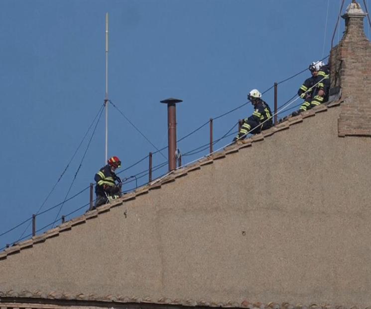 Instalan chimenea en la Capilla Sixtina para cónclave Instalan chimenea en la Capilla Sixtina para cónclave