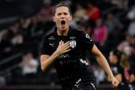 Rayadas pega primero