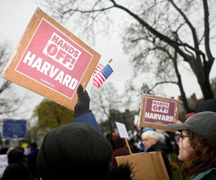 Trump renueva amenazas contra Harvard Trump renueva amenazas contra Harvard