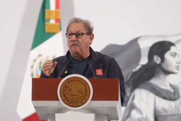 Taibo II anuncia regalo de 2.5 millones de libros para jóvenes de AL