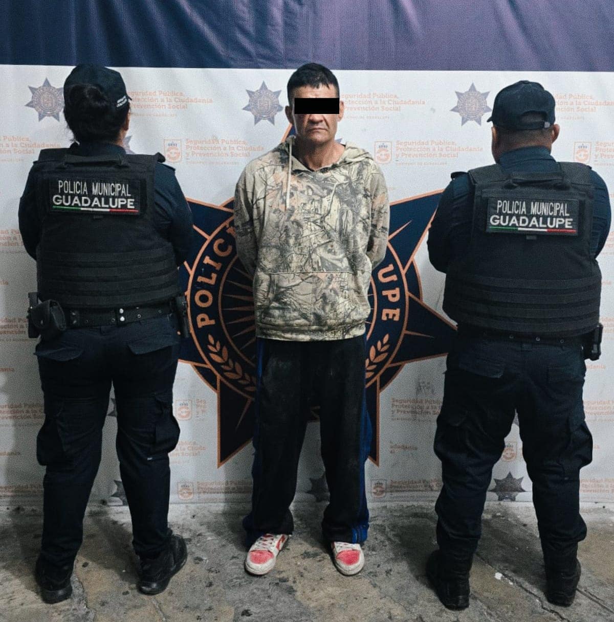 En el momento en que amenazaba con un machete y un tubo a tres vecinos, un hombre fue detenido por elementos de la Policía de Guadalupe, en la Colonia Gustavo Díaz Ordaz.