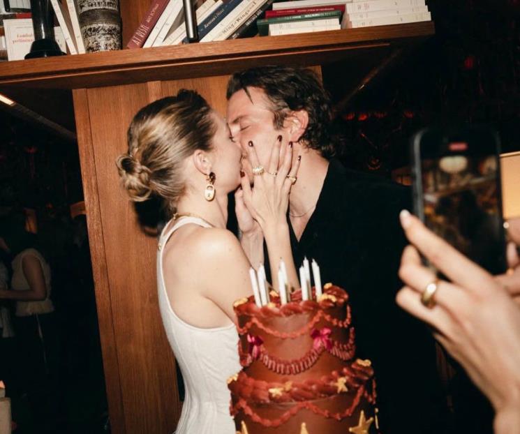 Bradley Cooper y Gigi Hadid oficializan su relación con un beso Bradley Cooper y Gigi Hadid oficializan su relación con un beso