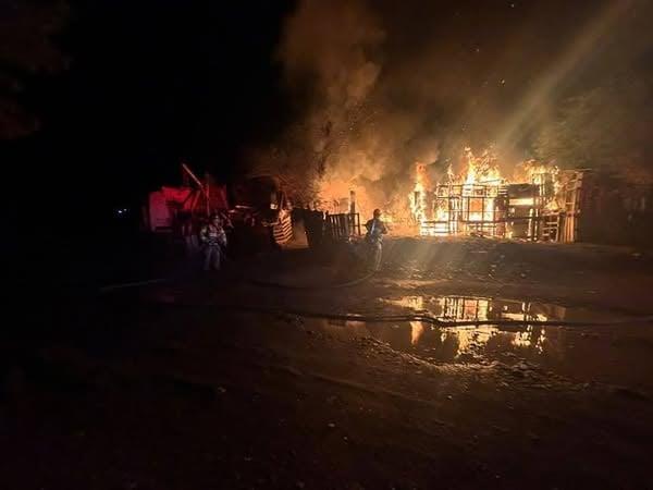 Incendio consume domicilio en Linares Incendio consume domicilio en Linares