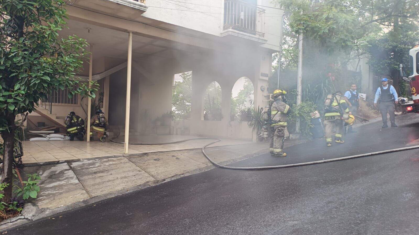 El incendio de un domicilio en la Colonia Colinas de San Jerónimo, al poniente de Monterrey, movilizó ayer a elementos de Bomberos Nuevo León y Protección Civil.