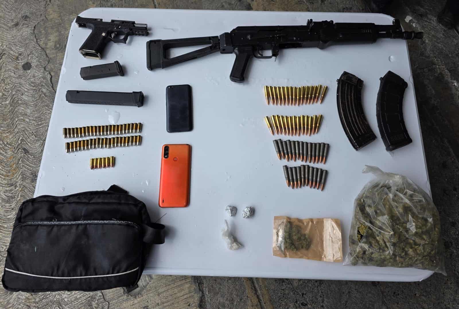 Policías de Guadalupe lograron evadir un ataque a balazos y capturaron a dos presuntos delincuentes a quienes les aseguraron un arma larga, un arma corta, casi un centenar de cartuchos y narcóticos, en la Colonia Garza Melo