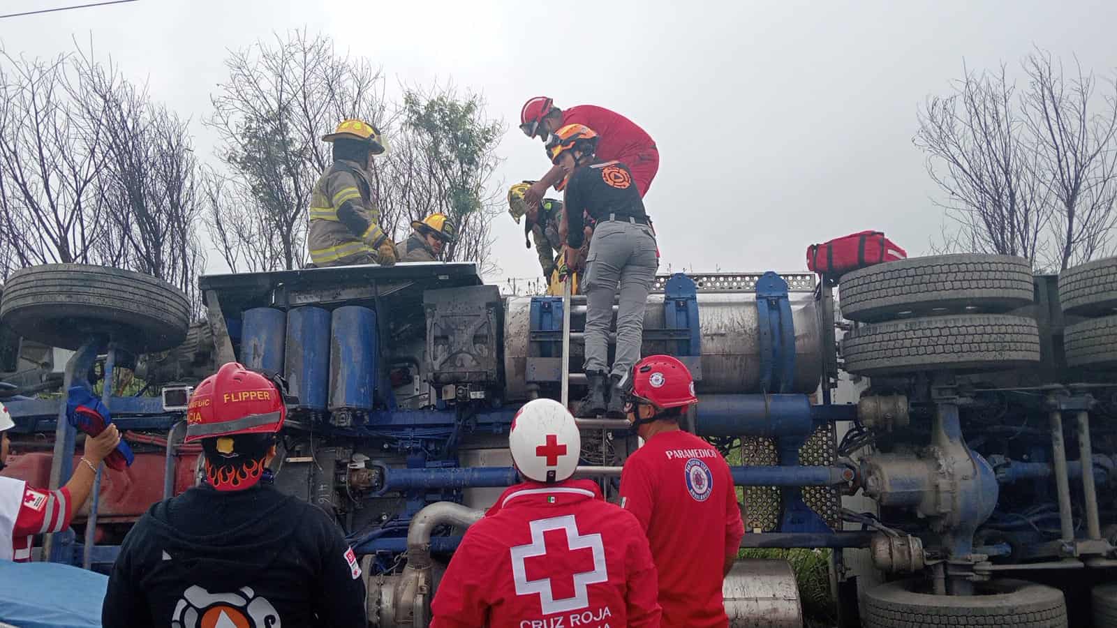 Un lesionado y daños materiales dejó la volcadura de un tractocamión, ayer en el Libramiento Noroeste, municipio de Escobedo.
