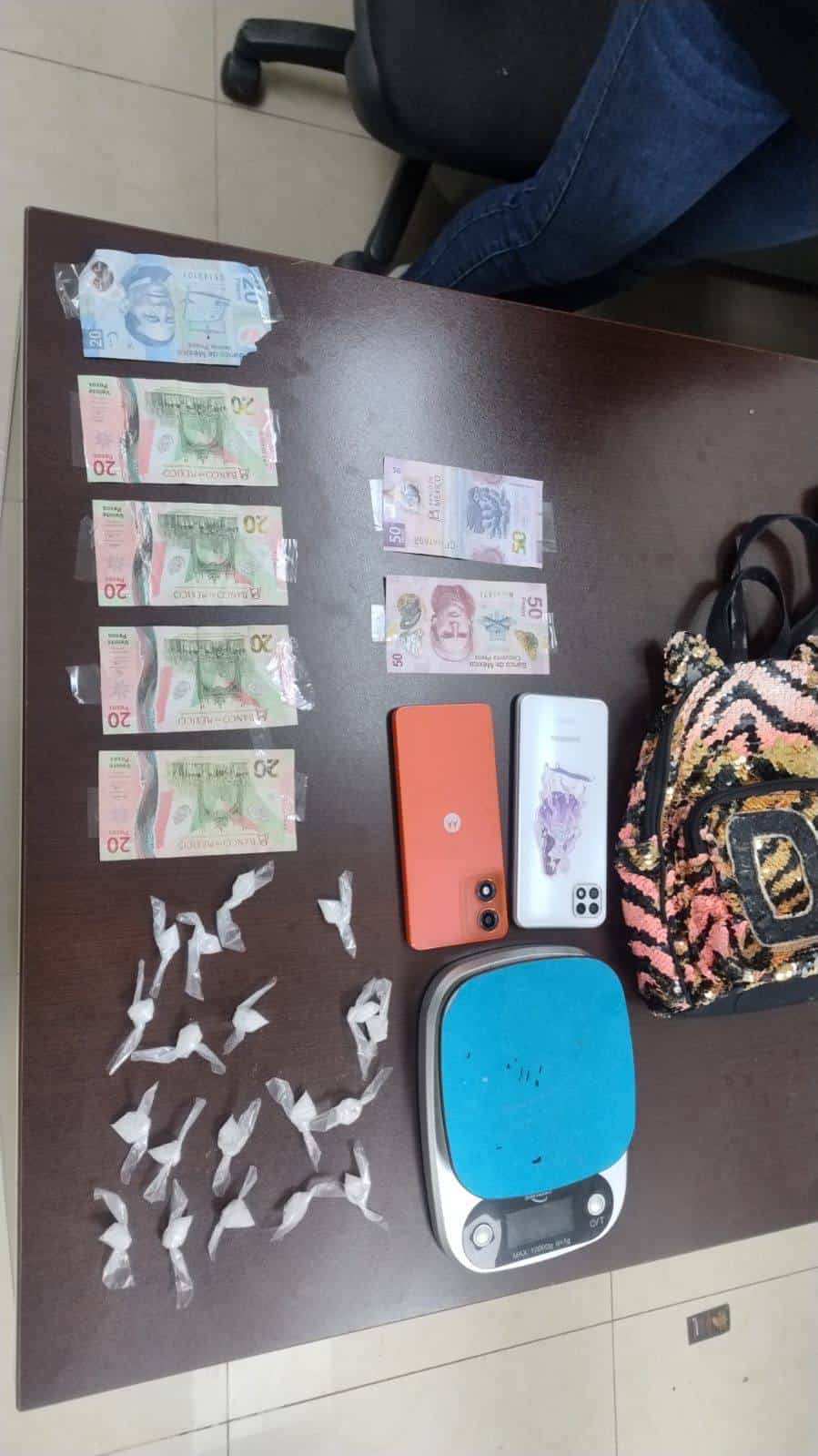 Elementos de la Secretaria de Seguridad Pública y Vialidad de Cadereyta, sorprendieron a una pareja, que portaban diversas dosis de droga entre sus pertenencias.
