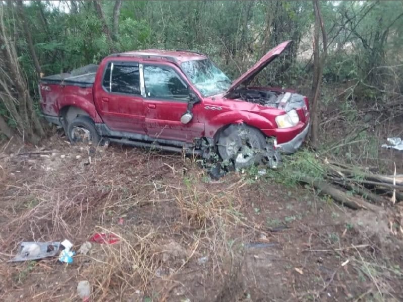 Un conductor de una camioneta terminó con diversas lesiones, al perder el control del volante y terminar en un terreno baldío del municipio de Linares.