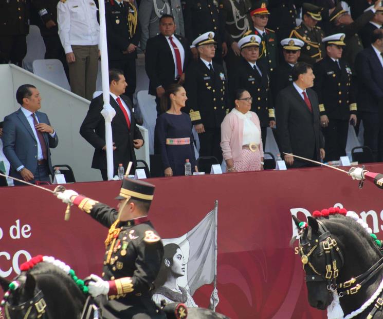 Sheinbaum encabeza desfile militar por la Batalla de Puebla Sheinbaum encabeza desfile militar por la Batalla de Puebla