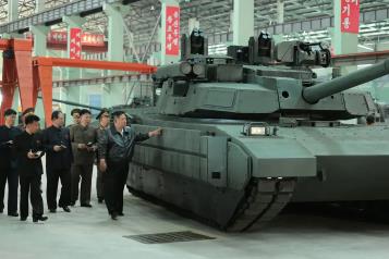 Visita Kim Jong-un fábrica de tanques