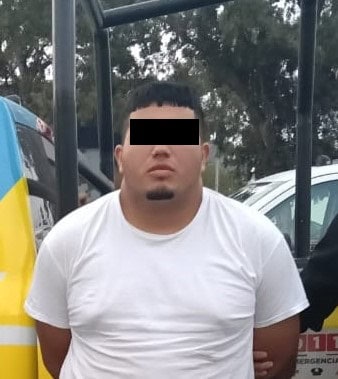 Luego de que le encontraron entre su ropa 60 envoltorios de droga similares a la droga tipo cristal y hierba verde con las características a la mariguana, un joven fue detenido por elementos de la Policía de Monterrey, en el centro de la ciudad.