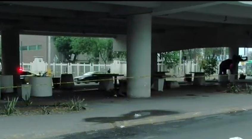 Una mujer falleció frente al Hospital Universitario luego de ser revisada en ese centro médico de la Colonia Mitras Sur, ayer en Monterrey.