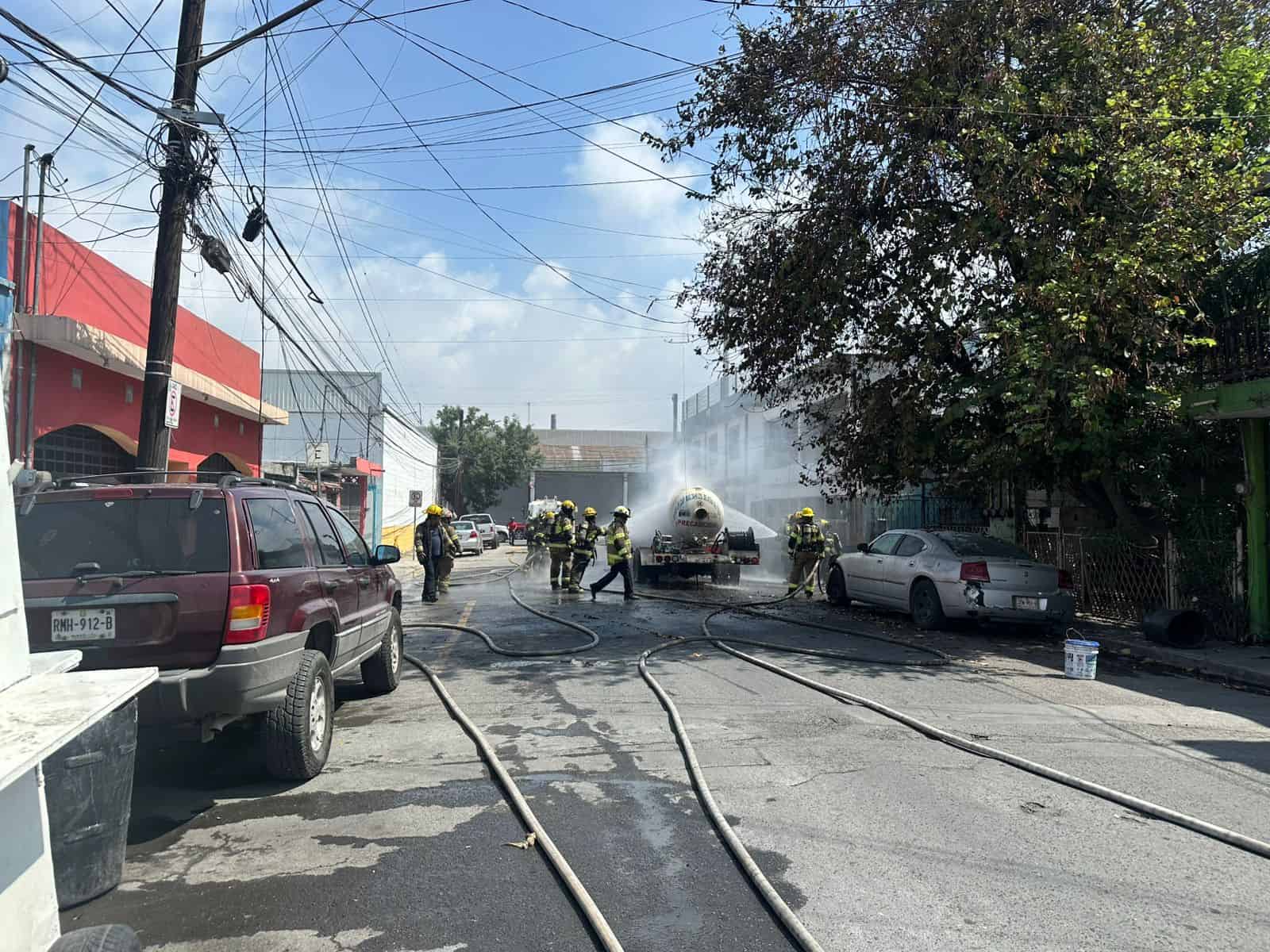 El incendio de una pipa de gas movilizó ayer a elementos de Bomberos de Nuevo León y efectivos de Protección Civil del Estado, en la Colonia Treviño, municipio de Monterrey, donde se evacuó a 20 personas de seis domicilios del área.