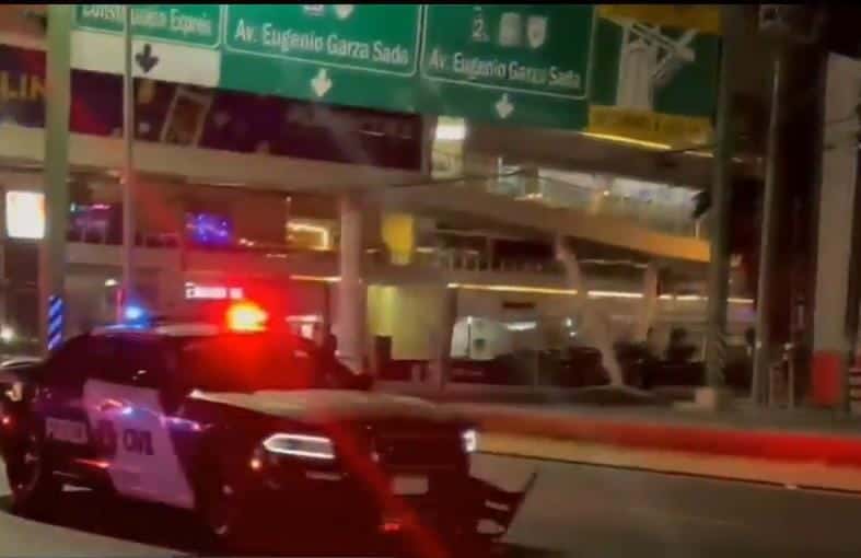Cuatro detenidos y dos vehículos asegurados, dejó un presunto secuestro y persecución, la madrugada de ayer al sur del municipio de Monterrey.