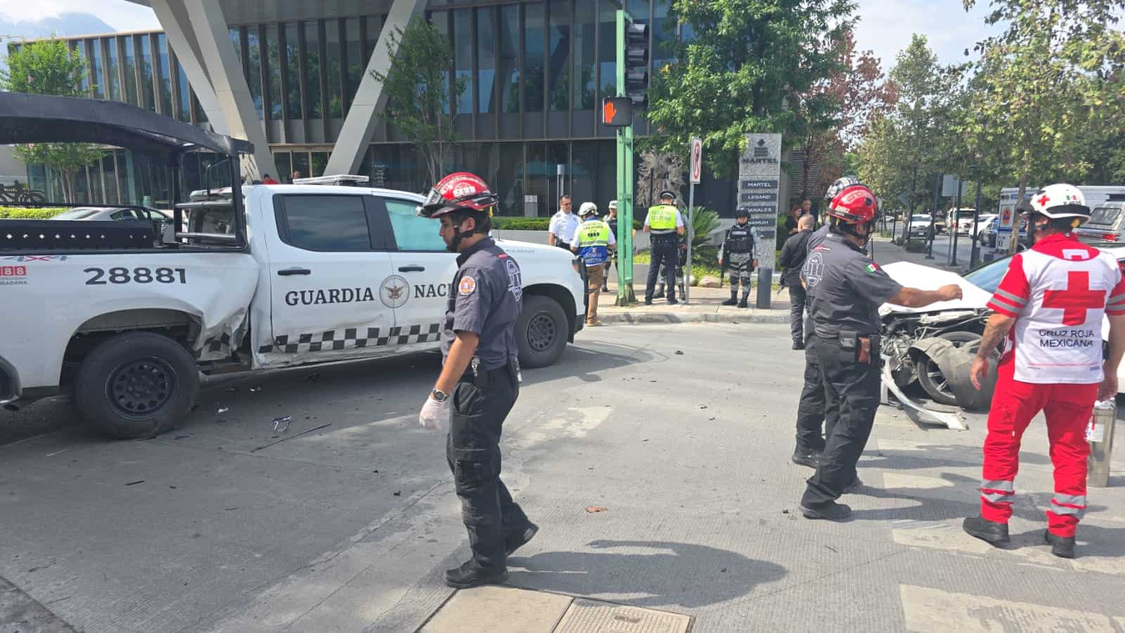 Dos elementos de Guardia Nacional resultaron lesionados luego de chocar contra un vehículo, cuando se dirigían a un reporte de robo de un auto, en San Pedro.