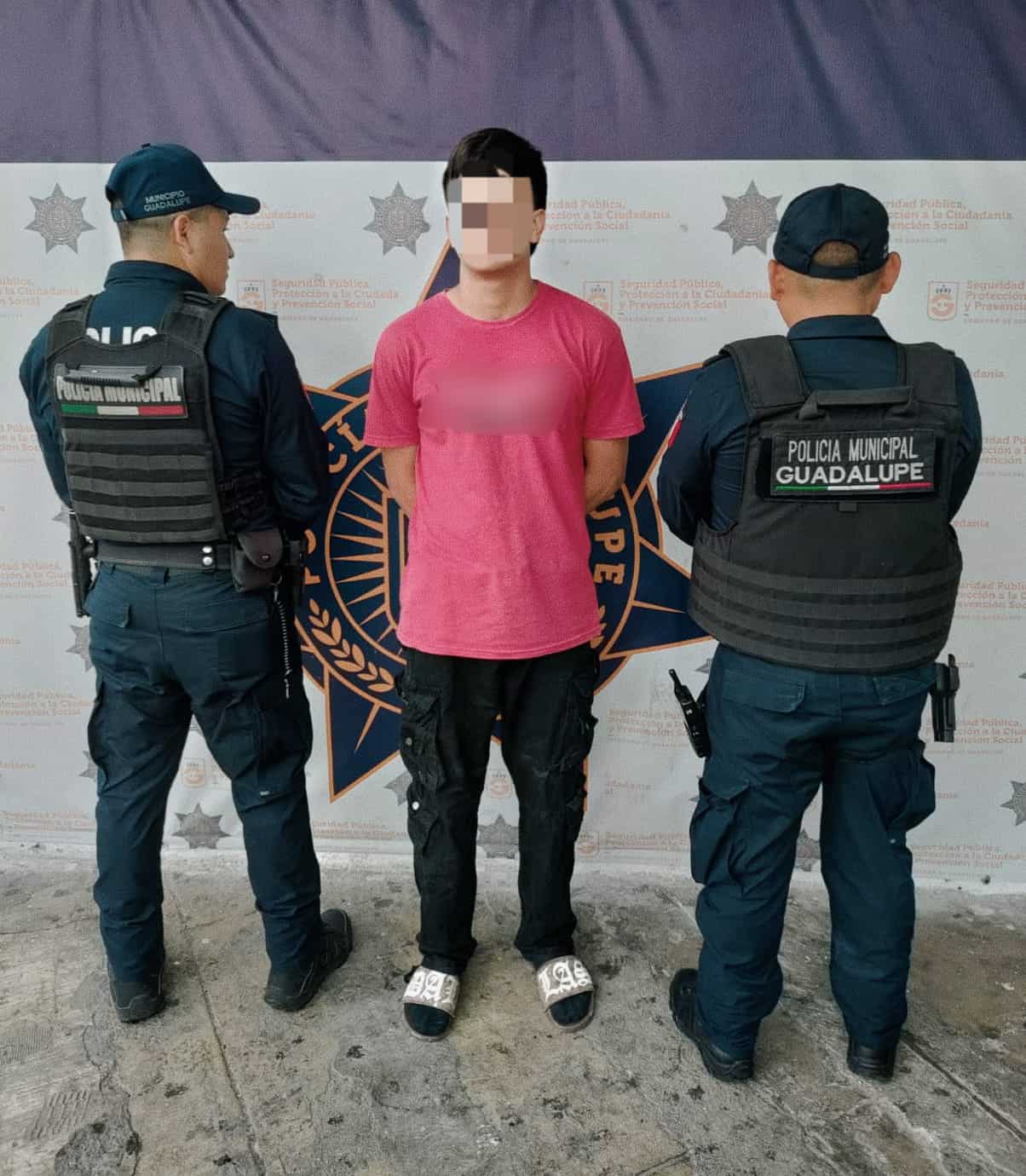 Un menor de 17 años fue detenido por policías municipales de Guadalupe, luego de amenazar de muerte con un cuchillo a su pareja y a su hijastra de 11 años.
