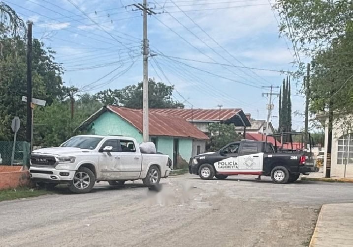 Luego de cometer varios robos a quintas en Allende, tres presuntos delincuentes fueron atacados a balazos, abandonado la camioneta en Cadereyta.
