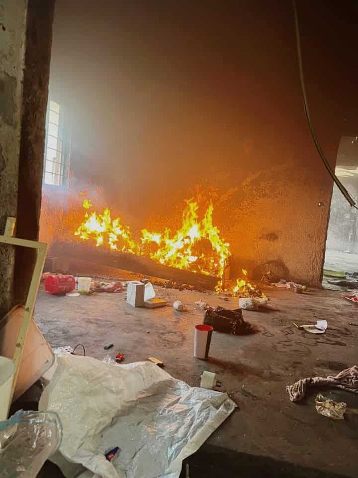 El incendio de un domicilio abandonado, movilizó la madrugada de ayer a las autoridades en la Colonia Nueva Madero, municipio de Cadereyta Jiménez.