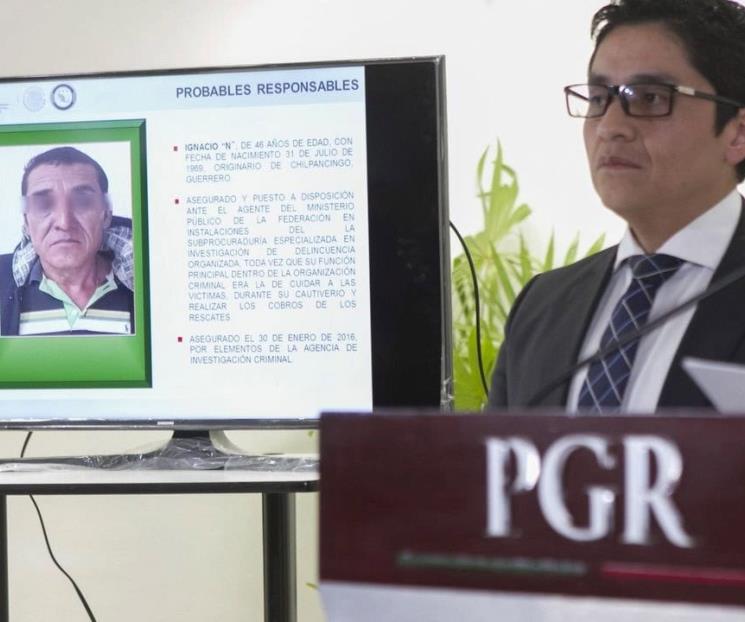 Concede juez amparo a exjefe de la PGR por caso Ayotzinapa Concede juez amparo a exjefe de la PGR por caso Ayotzinapa