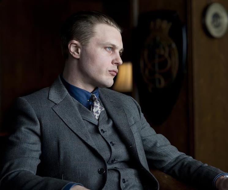 Arrestan a Michael Pitt por agresión sexual y violencia doméstica