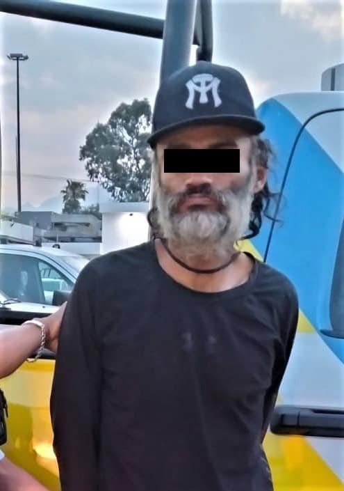 Un hombre fue detenido por oficiales de la Policía de Monterrey, luego de que presuntamente dañó los árboles que estaban en los maceteros de una rotonda de la Colonia Puerta de Hierro, al norponiente de la ciudad.