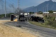 Vuelca camión de carga en Salinas Vuelca camión de carga en Salinas