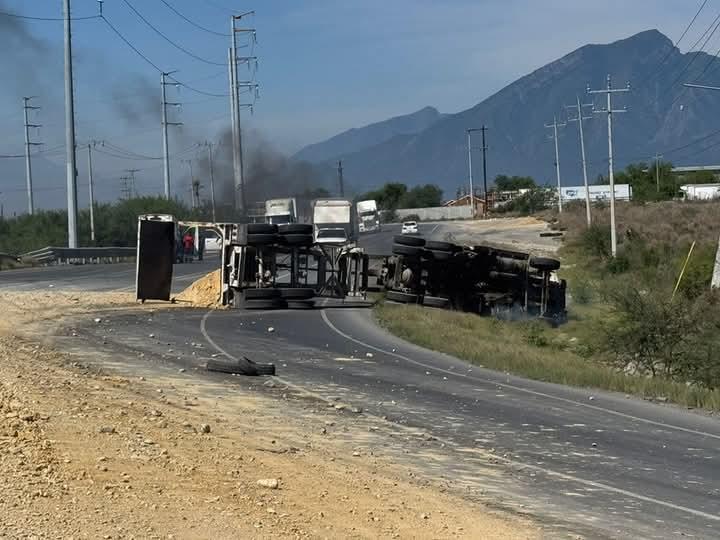 Vuelca camión de carga en Salinas Vuelca camión de carga en Salinas