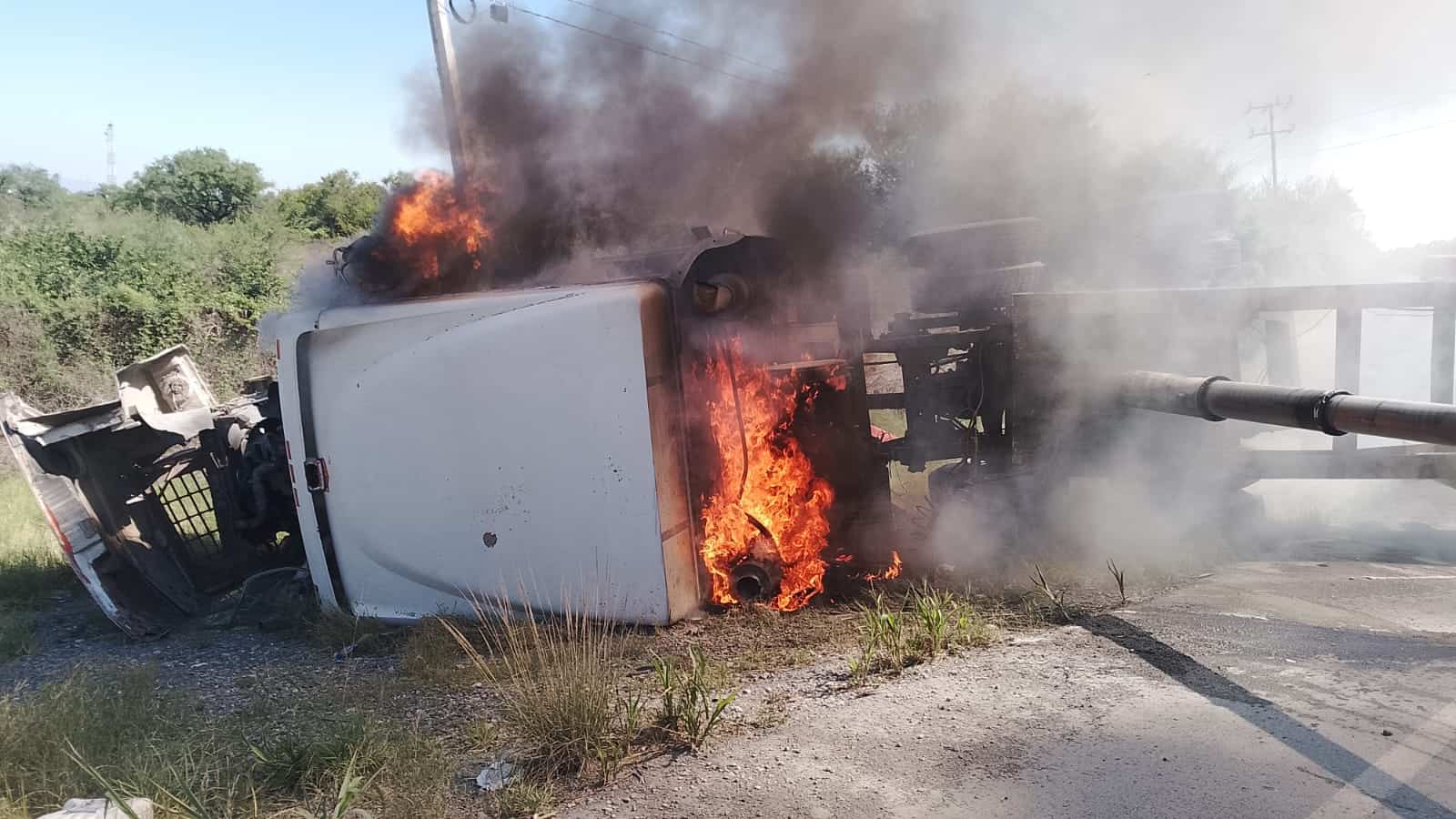 Tras perder quedar fuera de control, un tractocamión que llevaba una tolva con tierra se volcó en la Carretera a Colombia y luego comenzó a incendiarse, ayer en el municipio de Salinas Victoria.