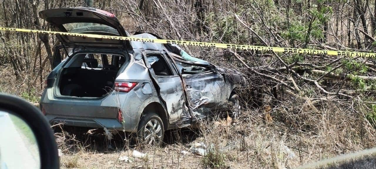 Un automóvil sedan fue encontrado abandonado y totalmente destruido, entre unos matorrales, en un punto carretero del municipio de Cadereyta.
