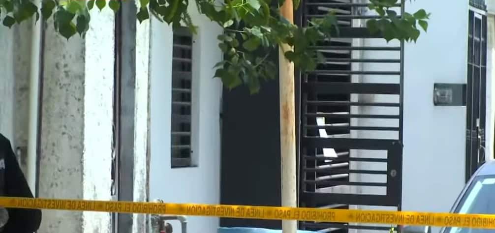 Un impresionante despliegue policiaco se registra en la Colonia Villas del Roble, al reportarse un cateo en una residencia donde se busca armas y drogas.