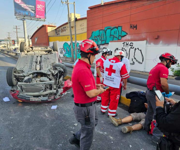 Sufre volcadura en Garza Sada Sufre volcadura en Garza Sada