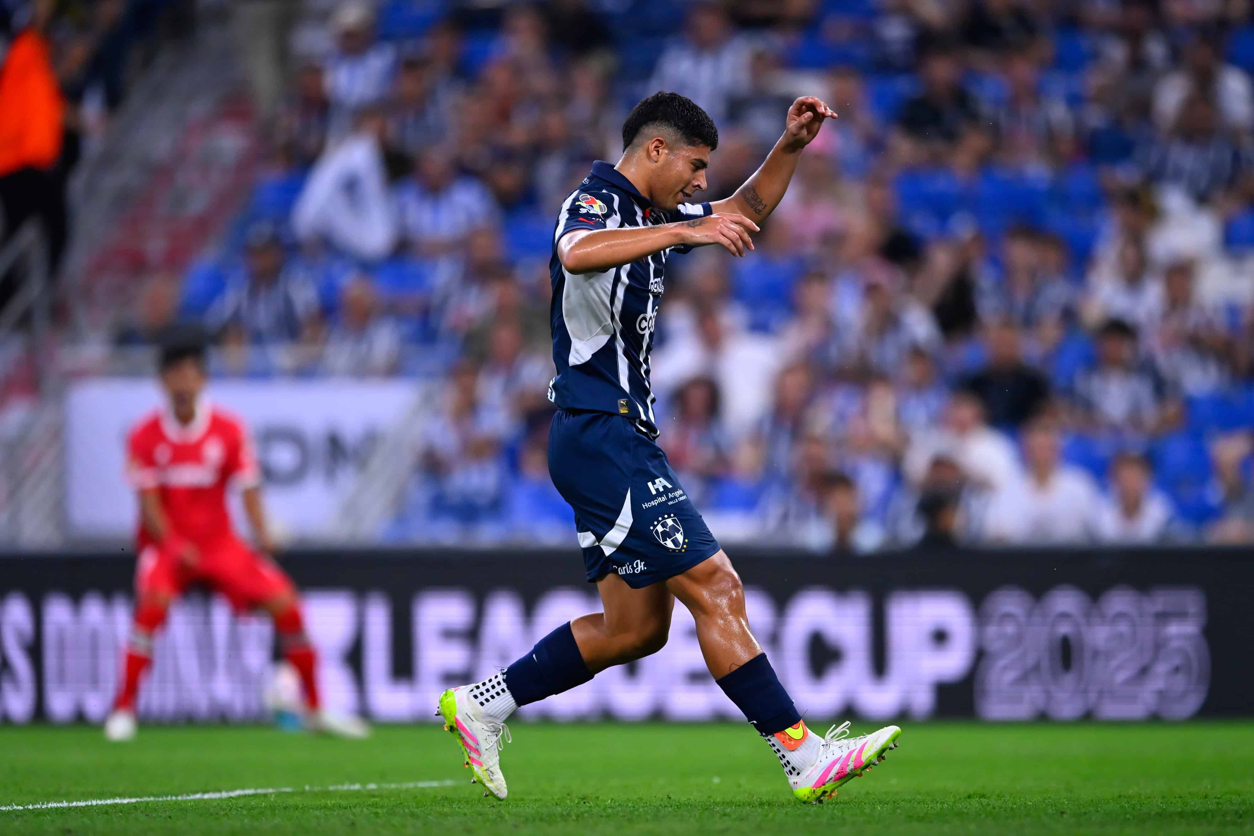 Víctor Guzmán comete autogol.