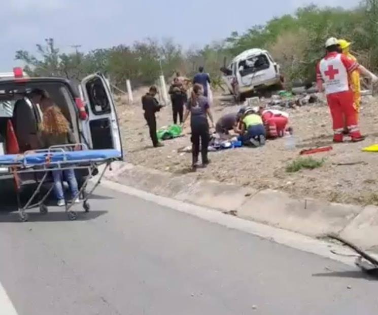 Vuelca familia en Zaragoza; menor muere y hay 8 más heridos Vuelca familia en Zaragoza; menor muere y hay 8 más heridos